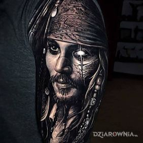 Tatuaż Jack Saprrow na ramieniu motyw: postacie styl: realistyczne