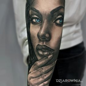 Tatuaż Twarz kobiety na przedramieniu motyw: twarze styl: realistyczne