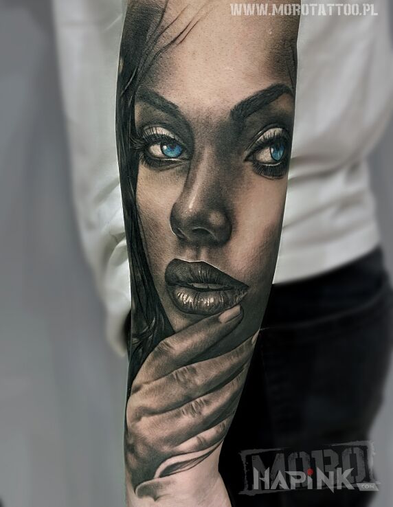 Tattoo Twarz kobiety in black and gray motif and realistic style on the forearm