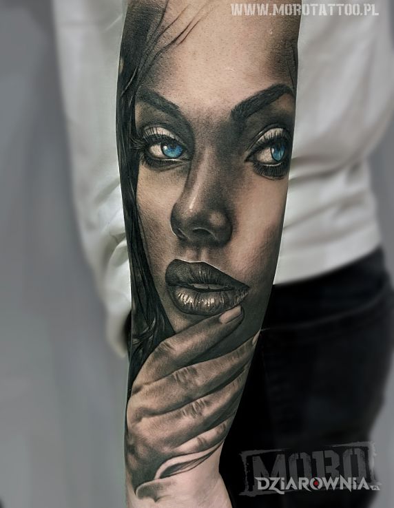 Tatuaż twarz kobiety w motywie czarno-szare i stylu realistyczne na przedramieniu