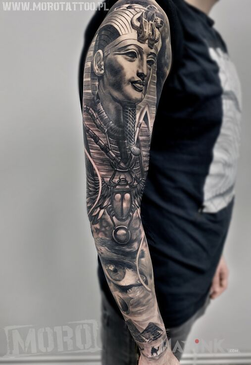 Tattoo Rękaw Egipski in characters motif on the upper arm