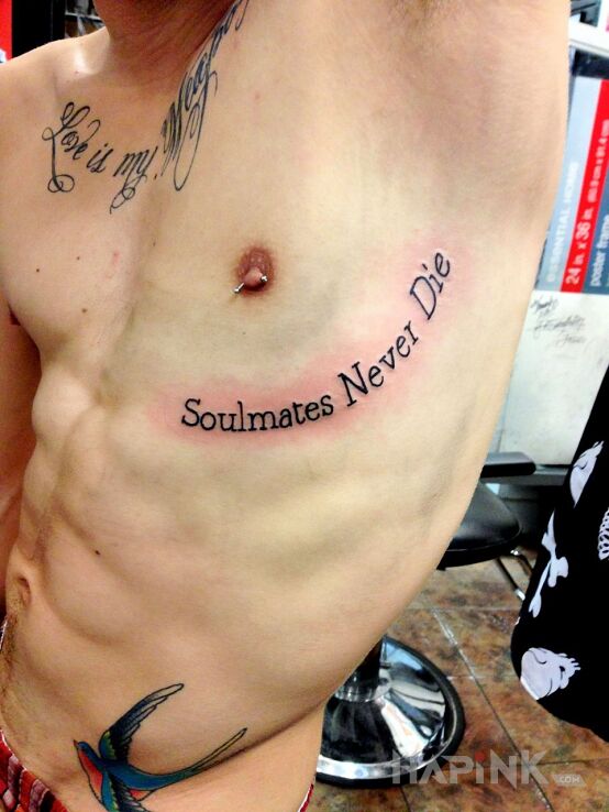 Tattoo Bratnie dusze in lettering motif and calligraphy style on the ribs