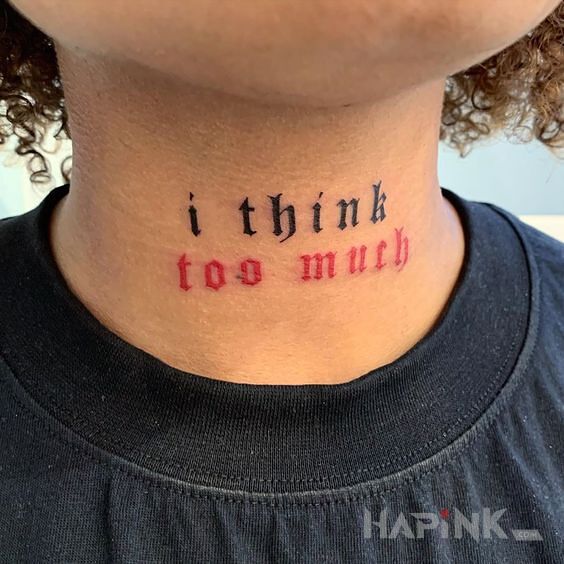 Tattoo Myślę za dużo in lettering motif and calligraphy style on the neck