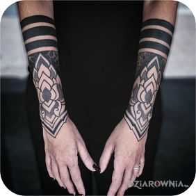 Tatuaż Wytatuowane przedramiona na przedramieniu motyw: pozostałe styl: blackwork / blackout