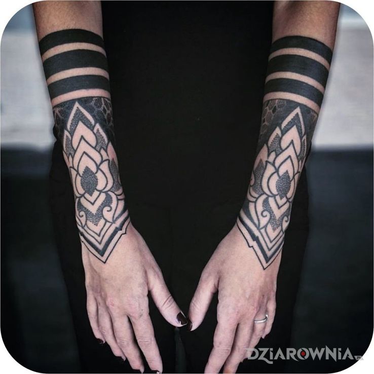 Tatuaż wytatuowane przedramiona w motywie pozostałe i stylu dotwork na przedramieniu