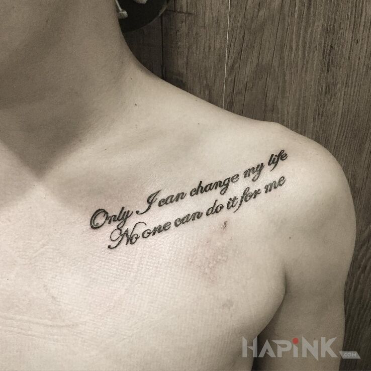 Tattoo Strach zmieniający życie in lettering motif and calligraphy style on the collarbone