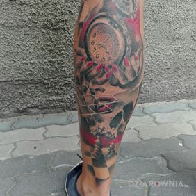Tatuaż 5 w 1 na łydce motyw: przedmioty styl: realistyczne