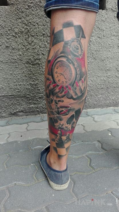 Tattoo 5 w 1 in 3D motif and realistic style on the calf