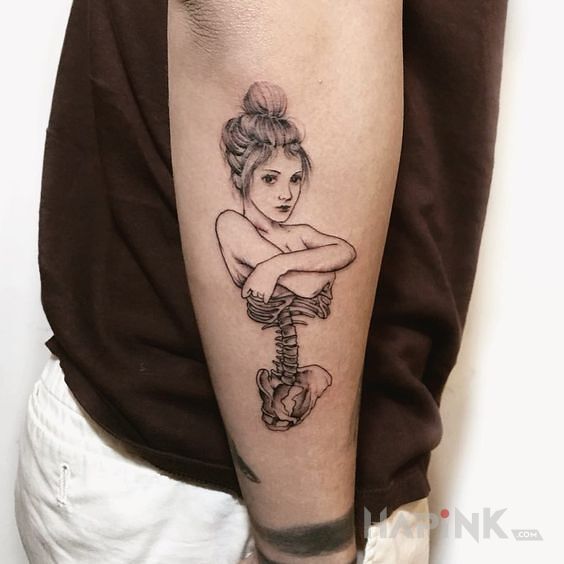 Tattoo Dziewczyna się rozbiera in anatomical motif and graphic / illustrative style on the forearm