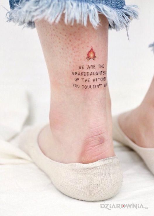 Tatuaż pokolenie czarownic w motywie napisy i stylu kaligrafia na nodze