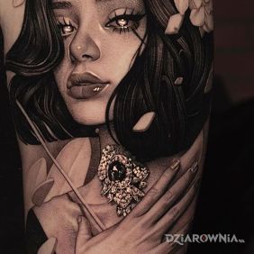 Tatuaż Śliczna panienka na ramieniu motyw: czarno-szare styl: realistyczne