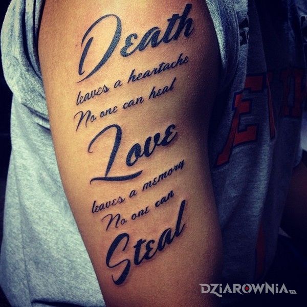 Tatuaż jeszze jeden napis w motywie napisy na ramieniu