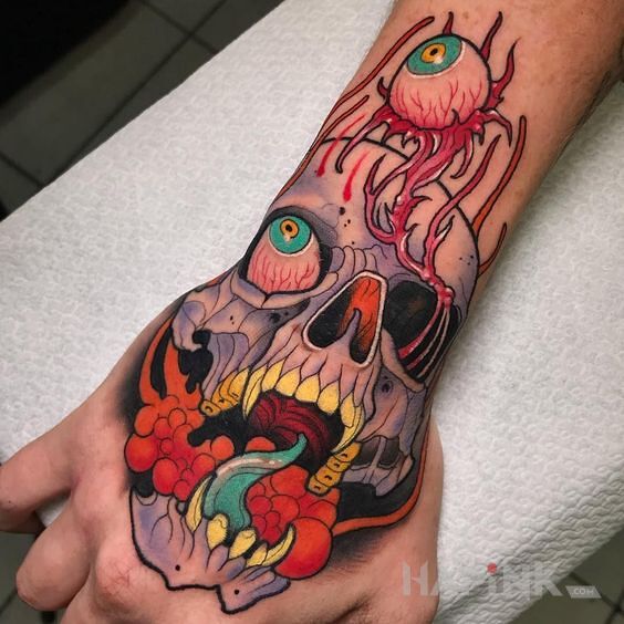Tattoo Czaszka nowa szkoła in skulls motif and newschool style on the hand