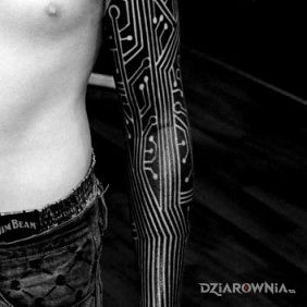 Tatuaż Układ płyty głównej :) na ramieniu motyw: rękawy styl: blackwork / blackout