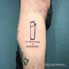 Tatuaż Porywacze zapalniczek na łydce motyw: napisy styl: kontury / linework