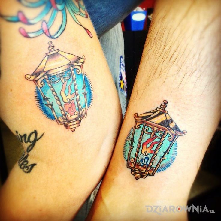 Tatuaż dwie lampki w motywie miłosne na ramieniu