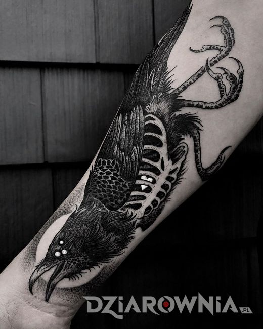 tatuaż mroczny i czarny kruk