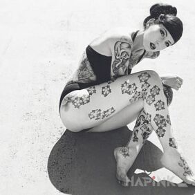 Tattoo Japan style on the leg motif: sexy