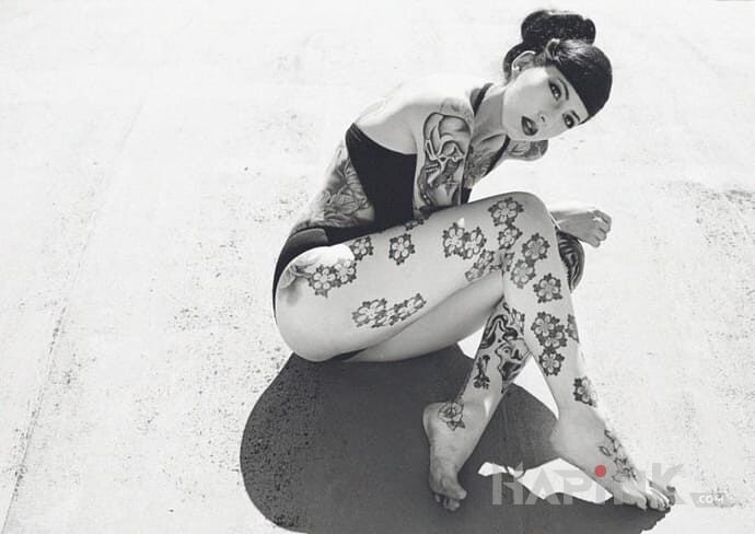 Tattoo Japan style in sexy motif on the leg