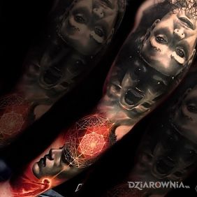 Tatuaż Masz coś lepszego? na ramieniu motyw: twarze styl: surrealistyczne