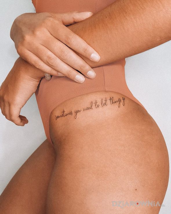 Tatuaż odpuścić w motywie napisy i stylu kaligrafia na nodze