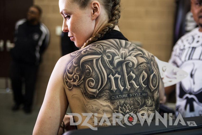 duży tatuaż napis na plecach u dziewczyny