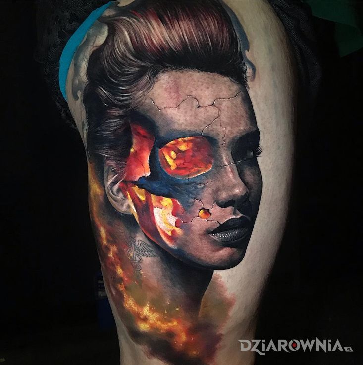 Tatuaż ogień w głowie w motywie kolorowe i stylu realistyczne na nodze