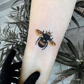 Tattoo Bee on the forearm motif: 3D style: realistic