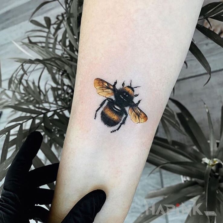 Tattoo Pszczoła in 3D motif and realistic style on the forearm