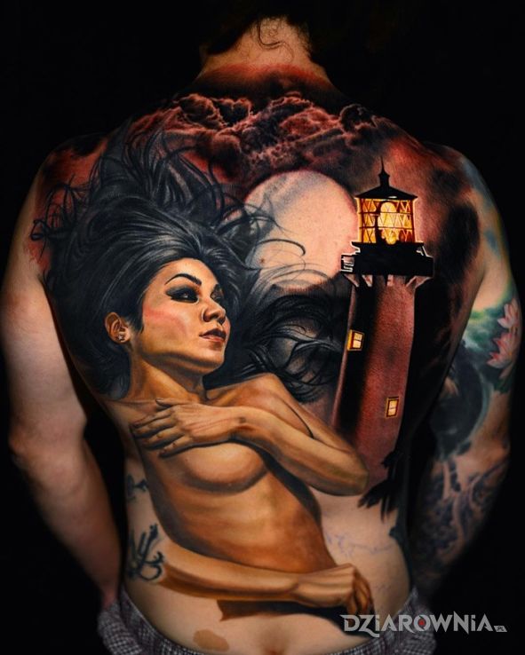 Tatuaż czarnowłosa dziewczyna w motywie postacie na plecach