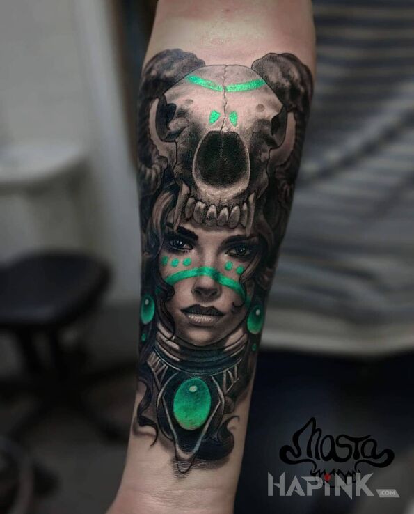 Tattoo Demoniczna, kobieta ŚLICZNA in colorful motif and realistic style on the forearm