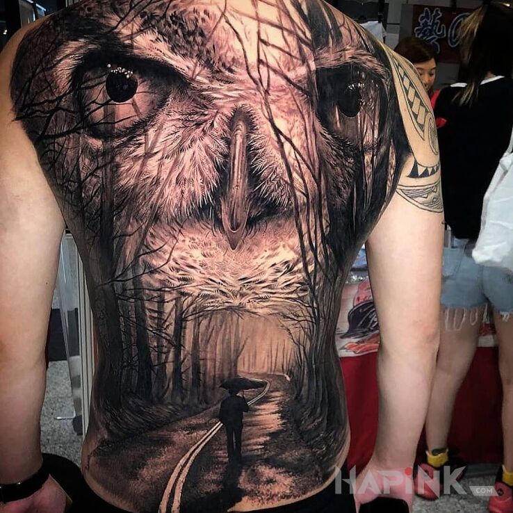 Tattoo Mega sowa in 3D motif and realistic style on the back