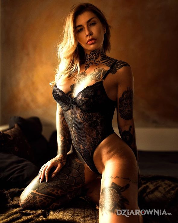 Tatuaż dziewczyna w body w motywie czarno-szare na przedramieniu