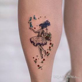 Tatuaż Radosna dziewczyna na łydce motyw: motyle styl: graficzne / ilustracyjne