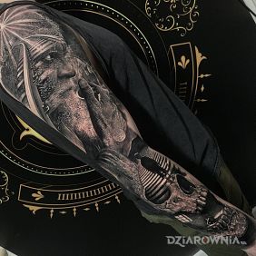 Tatuaż Portret dziadka na przedramieniu motyw: czaszki styl: realistyczne