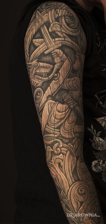 Tatuaż rękaw na wzór starych drewnianych rzeźbień w motywie rękawy na przedramieniu