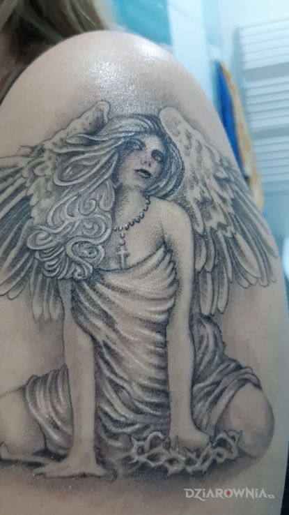 Tatuaż anioł w motywie religijne na ramieniu
