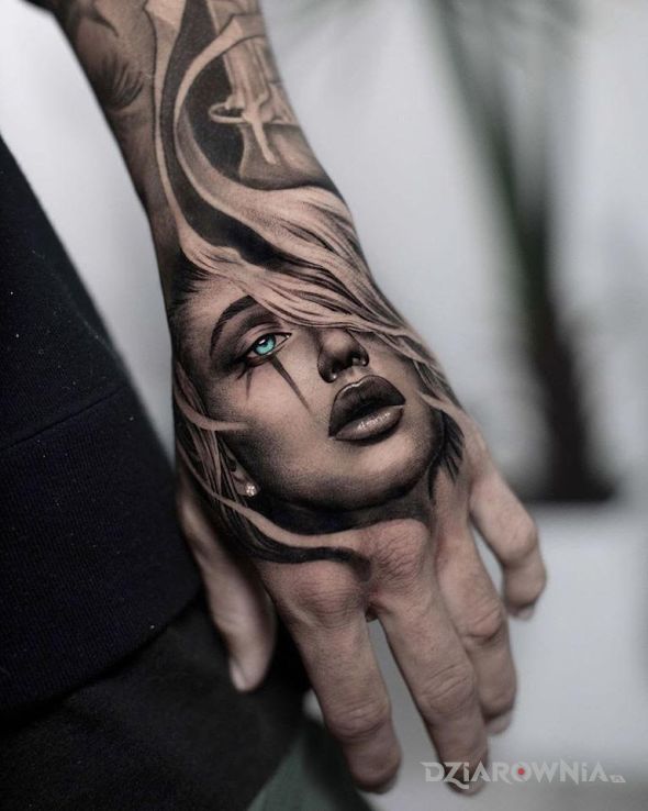 Tatuaż twarzyczka w motywie czarno-szare i stylu realistyczne na dłoni