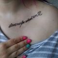 Nieudany tatuaż - Napis na obojczyku