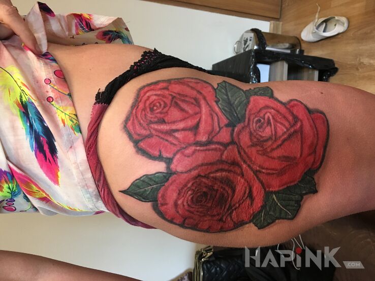 Tattoo Różczyki in flowers motif on the leg
