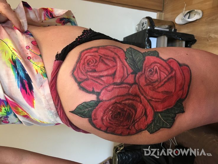 Tatuaż różczyki w motywie kwiaty na nodze