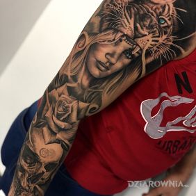 Tatuaż W paszczy tygrysa na przedramieniu motyw: twarze styl: realistyczne