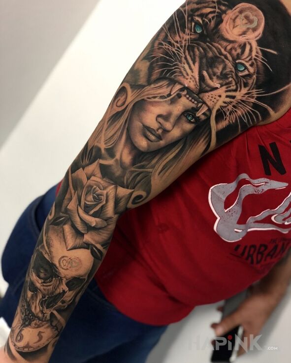 Tattoo W paszczy tygrysa in 3D motif and realistic style on the upper arm