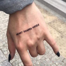 Tatuaż Heart na dłoni motyw: napisy styl: kaligrafia