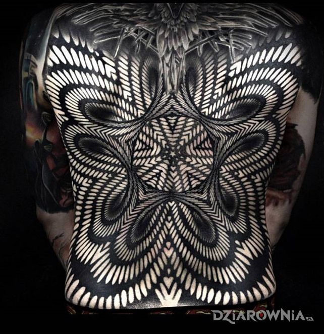 Tatuaż wzór wyginający czaszkę w motywie pozostałe na plecach