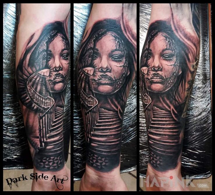 Tattoo Zdjęcie zaraz po zakończeniu sesji in black and gray motif and realistic style on the forearm
