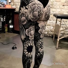 Tatuaż Czarny dominujący na łydce motyw: czarno-szare styl: graficzne / ilustracyjne