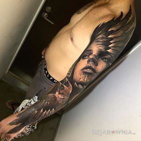 Tatuaż Skrzydlata głowa na przedramieniu motyw: 3D styl: realistyczne
