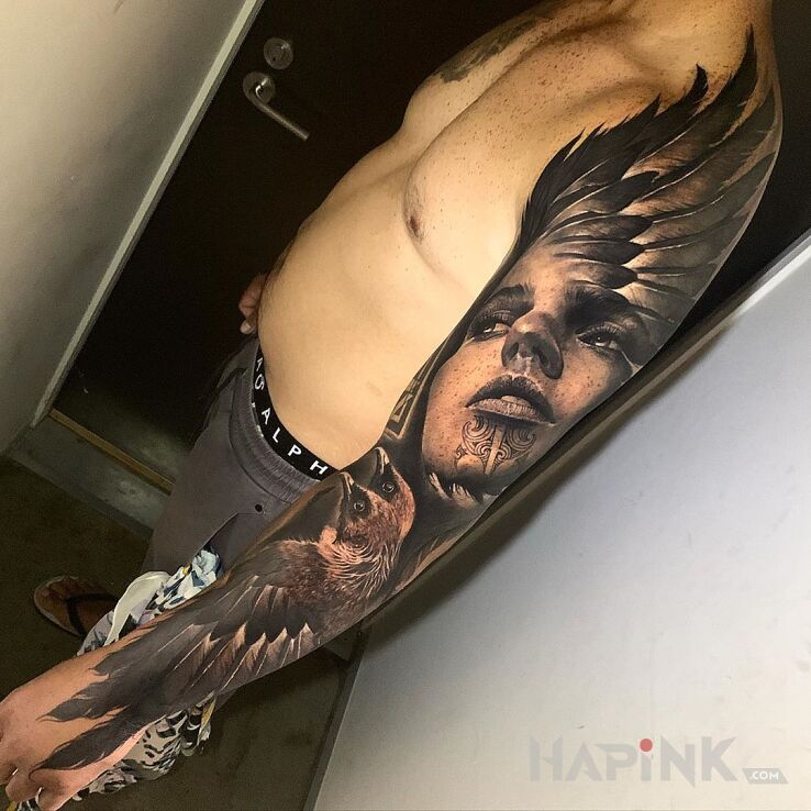 Tattoo Skrzydlata głowa in 3D motif and realistic style on the upper arm