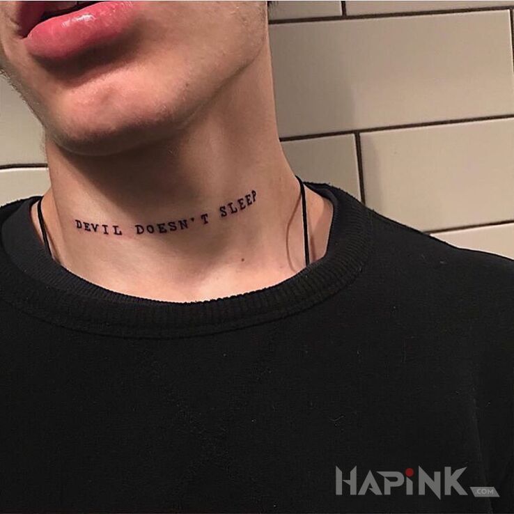 Tattoo Diabeł nie śpi in lettering motif and calligraphy style on the neck
